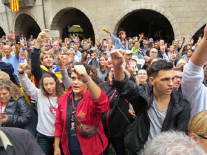 Rebuig de les actuacions policials de l'1-O. Concentraci&oacute; a la pla&ccedil;a del Vi, i rebuda dels bombers