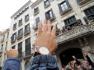 Rebuig de les actuacions policials de l'1-O. Concentraci&oacute; a la pla&ccedil;a del Vi, i rebuda dels bombers