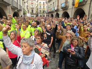 Rebuig de les actuacions policials de l'1-O. Concentraci&oacute; a la pla&ccedil;a del Vi, i rebuda dels bombers