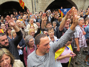 Rebuig de les actuacions policials de l'1-O. Concentraci&oacute; a la pla&ccedil;a del Vi, i rebuda dels bombers