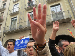 Rebuig de les actuacions policials de l'1-O. Concentraci&oacute; a la pla&ccedil;a del Vi, i rebuda dels bombers