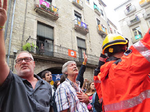 Rebuig de les actuacions policials de l'1-O. Concentraci&oacute; a la pla&ccedil;a del Vi, i rebuda dels bombers