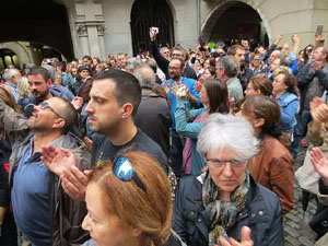 Rebuig de les actuacions policials de l'1-O. Concentraci&oacute; a la pla&ccedil;a del Vi, i rebuda dels bombers