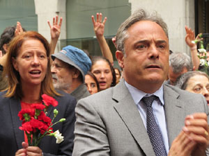 Rebuig de les actuacions policials de l'1-O. Concentraci&oacute; a la pla&ccedil;a del Vi, i rebuda dels bombers