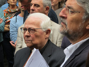 Rebuig de les actuacions policials de l'1-O. Concentraci&oacute; a la pla&ccedil;a del Vi, i rebuda dels bombers