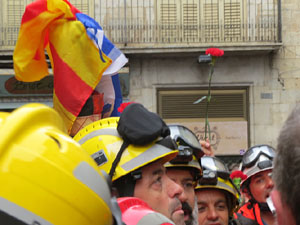 Rebuig de les actuacions policials de l'1-O. Concentraci&oacute; a la pla&ccedil;a del Vi, i rebuda dels bombers