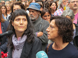 Rebuig de les actuacions policials de l'1-O. Concentraci&oacute; a la pla&ccedil;a del Vi, i rebuda dels bombers