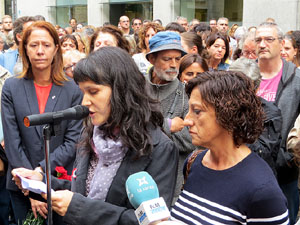 Rebuig de les actuacions policials de l'1-O. Concentraci&oacute; a la pla&ccedil;a del Vi, i rebuda dels bombers