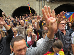 Rebuig de les actuacions policials de l'1-O. Concentraci&oacute; a la pla&ccedil;a del Vi, i rebuda dels bombers