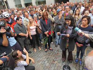 Rebuig de les actuacions policials de l'1-O. Concentraci&oacute; a la pla&ccedil;a del Vi, i rebuda dels bombers