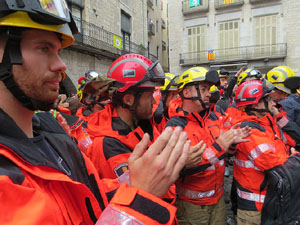 Rebuig de les actuacions policials de l'1-O. Concentraci&oacute; a la pla&ccedil;a del Vi, i rebuda dels bombers