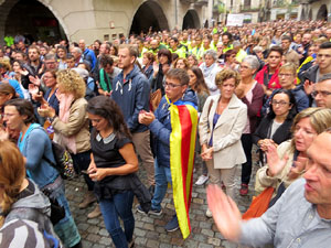Rebuig de les actuacions policials de l'1-O. Concentraci&oacute; a la pla&ccedil;a del Vi, i rebuda dels bombers