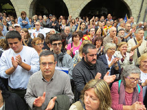 Rebuig de les actuacions policials de l'1-O. Concentraci&oacute; a la pla&ccedil;a del Vi, i rebuda dels bombers