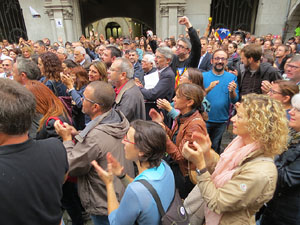 Rebuig de les actuacions policials de l'1-O. Concentraci&oacute; a la pla&ccedil;a del Vi, i rebuda dels bombers