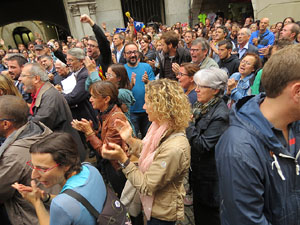 Rebuig de les actuacions policials de l'1-O. Concentraci&oacute; a la pla&ccedil;a del Vi, i rebuda dels bombers