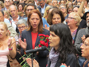 Rebuig de les actuacions policials de l'1-O. Concentraci&oacute; a la pla&ccedil;a del Vi, i rebuda dels bombers