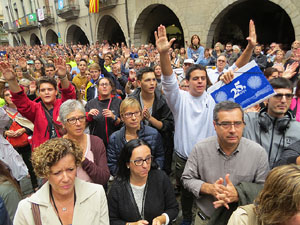 Rebuig de les actuacions policials de l'1-O. Concentraci&oacute; a la pla&ccedil;a del Vi, i rebuda dels bombers