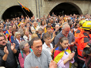 Rebuig de les actuacions policials de l'1-O. Concentraci&oacute; a la pla&ccedil;a del Vi, i rebuda dels bombers