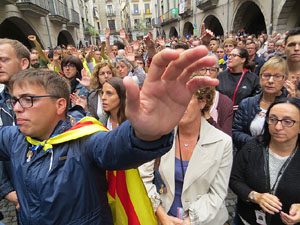 Rebuig de les actuacions policials de l'1-O. Concentraci&oacute; a la pla&ccedil;a del Vi, i rebuda dels bombers