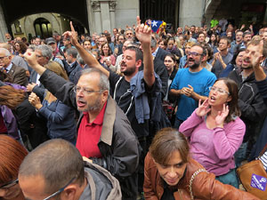 Rebuig de les actuacions policials de l'1-O. Concentraci&oacute; a la pla&ccedil;a del Vi, i rebuda dels bombers