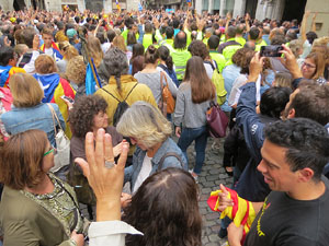 Rebuig de les actuacions policials de l'1-O. Concentraci&oacute; a la pla&ccedil;a del Vi, i rebuda dels bombers