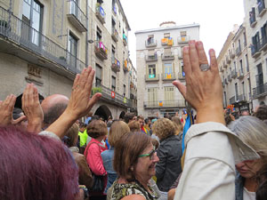Rebuig de les actuacions policials de l'1-O. Concentraci&oacute; a la pla&ccedil;a del Vi, i rebuda dels bombers