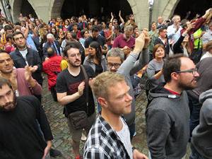 Rebuig de les actuacions policials de l'1-O. Concentraci&oacute; a la pla&ccedil;a del Vi, i rebuda dels bombers