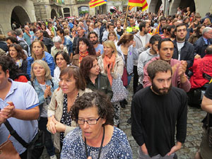 Rebuig de les actuacions policials de l'1-O. Concentraci&oacute; a la pla&ccedil;a del Vi, i rebuda dels bombers