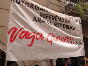 Rebuig de les actuacions policials de l'1-O. Concentraci&oacute; a la pla&ccedil;a del Vi, i rebuda dels bombers