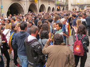 Rebuig de les actuacions policials de l'1-O. Concentraci&oacute; a la pla&ccedil;a del Vi, i rebuda dels bombers
