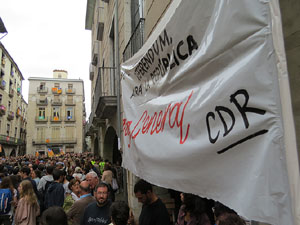 Rebuig de les actuacions policials de l'1-O. Concentraci&oacute; a la pla&ccedil;a del Vi, i rebuda dels bombers