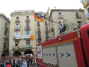 Rebuig de les actuacions policials de l'1-O. Concentraci&oacute; a la pla&ccedil;a del Vi, i rebuda dels bombers