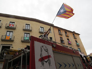 Rebuig de les actuacions policials de l'1-O. Concentraci&oacute; a la pla&ccedil;a del Vi, i rebuda dels bombers