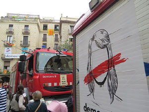 Rebuig de les actuacions policials de l'1-O. Concentraci&oacute; a la pla&ccedil;a del Vi, i rebuda dels bombers