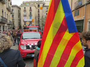 Rebuig de les actuacions policials de l'1-O. Concentraci&oacute; a la pla&ccedil;a del Vi, i rebuda dels bombers
