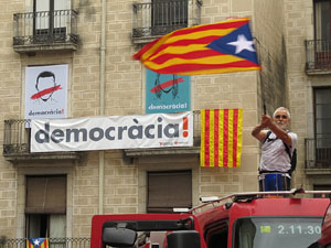 Rebuig de les actuacions policials de l'1-O. Concentraci&oacute; a la pla&ccedil;a del Vi, i rebuda dels bombers