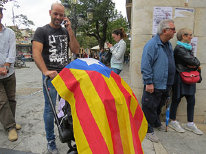 Rebuig de les actuacions policials de l'1-O. Concentraci&oacute; a la pla&ccedil;a del Vi, i rebuda dels bombers