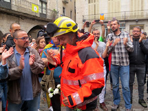 Rebuig de les actuacions policials de l'1-O. Concentraci&oacute; a la pla&ccedil;a del Vi, i rebuda dels bombers