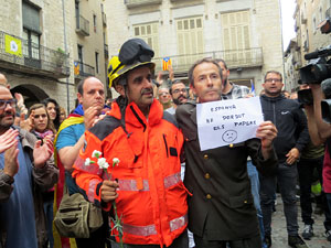 Rebuig de les actuacions policials de l'1-O. Concentraci&oacute; a la pla&ccedil;a del Vi, i rebuda dels bombers
