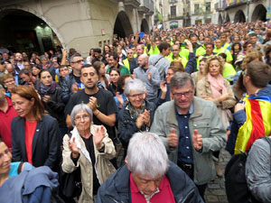 Rebuig de les actuacions policials de l'1-O. Concentraci&oacute; a la pla&ccedil;a del Vi, i rebuda dels bombers