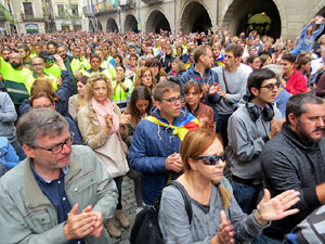 Rebuig de les actuacions policials de l'1-O. Concentraci&oacute; a la pla&ccedil;a del Vi, i rebuda dels bombers