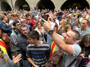 Rebuig de les actuacions policials de l'1-O. Concentraci&oacute; a la pla&ccedil;a del Vi, i rebuda dels bombers