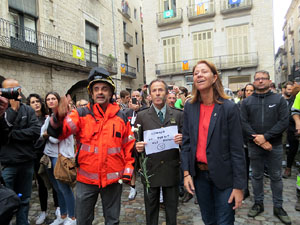 Rebuig de les actuacions policials de l'1-O. Concentraci&oacute; a la pla&ccedil;a del Vi, i rebuda dels bombers