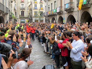 Rebuig de les actuacions policials de l'1-O. Concentraci&oacute; a la pla&ccedil;a del Vi, i rebuda dels bombers