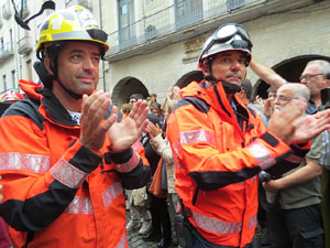 Rebuig de les actuacions policials de l'1-O. Concentraci&oacute; a la pla&ccedil;a del Vi, i rebuda dels bombers