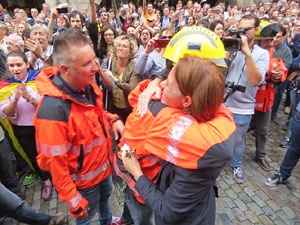 Rebuig de les actuacions policials de l'1-O. Concentraci&oacute; a la pla&ccedil;a del Vi, i rebuda dels bombers