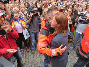 Rebuig de les actuacions policials de l'1-O. Concentraci&oacute; a la pla&ccedil;a del Vi, i rebuda dels bombers