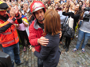 Rebuig de les actuacions policials de l'1-O. Concentraci&oacute; a la pla&ccedil;a del Vi, i rebuda dels bombers