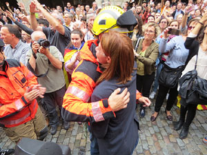 Rebuig de les actuacions policials de l'1-O. Concentraci&oacute; a la pla&ccedil;a del Vi, i rebuda dels bombers