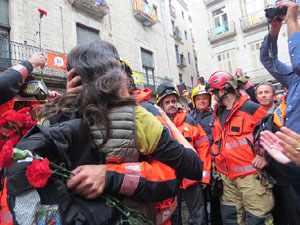 Rebuig de les actuacions policials de l'1-O. Concentraci&oacute; a la pla&ccedil;a del Vi, i rebuda dels bombers